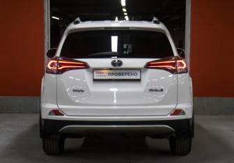 Подержанный автомобиль Toyota RAV4 2019 года (6 фото)