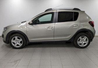 Подержанный автомобиль Renault Sandero 2016 года (8 фото)