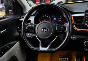Подержанный автомобиль Kia Stonic 2018 года (11 фото)