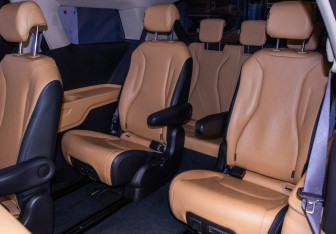 Подержанный автомобиль Kia Carnival 2021 года (10 фото)