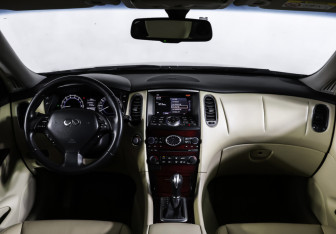 Подержанный автомобиль Infiniti QX50 2016 года (17 фото)