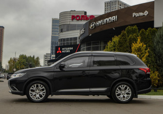 Подержанный автомобиль Mitsubishi Outlander 2015 года (6 фото)