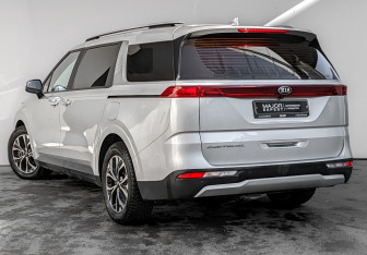 Подержанный автомобиль Kia Carnival 2021 года (7 фото)