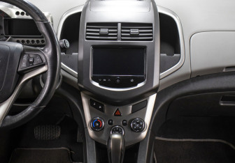 Подержанный автомобиль Chevrolet Aveo Hatchback 2013 года (13 фото)