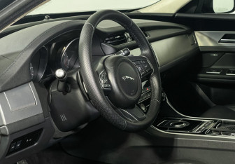 Подержанный автомобиль Jaguar XF Sedan 2018 года (10 фото)
