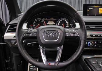 Подержанный автомобиль Audi Q7 2018 года (17 фото)