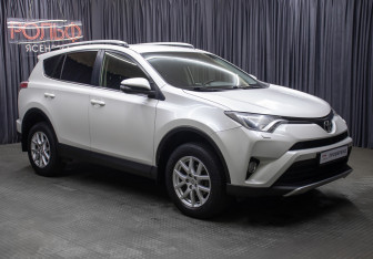 Подержанный автомобиль Toyota RAV4 2016 года (3 фото)