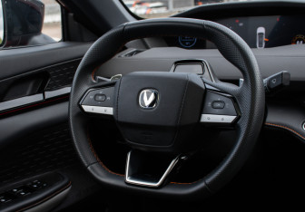 Подержанный автомобиль Changan UNI-V 2024 года (15 фото)