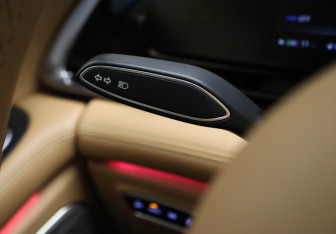 Подержанный автомобиль Voyah Dream 2023 года (11 фото)