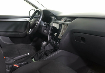 Подержанный автомобиль Skoda Octavia Liftback 2019 года (10 фото)