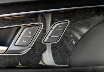 Подержанный автомобиль Audi Q8 2019 года (28 фото)