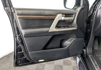 Подержанный автомобиль Toyota Land Cruiser Suv 2019 года (19 фото)