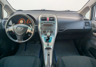 Подержанный автомобиль Toyota Auris Hatchback 2008 года (9 фото)