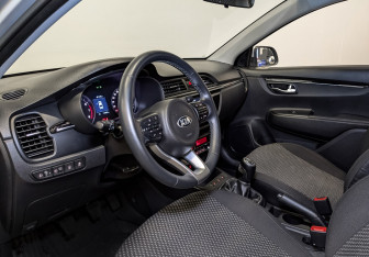 Подержанный автомобиль Kia Rio Sedan 2018 года (16 фото)