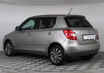 Подержанный автомобиль Skoda Fabia Hatchback 2011 года (4 фото)