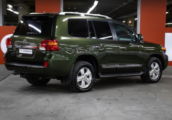 Подержанный автомобиль Toyota Land Cruiser Suv 2014 года (5 фото)