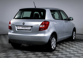 Подержанный автомобиль Skoda Fabia Hatchback 2014 года (5 фото)