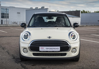 Подержанный автомобиль MINI Hatch 2019 года (2 фото)