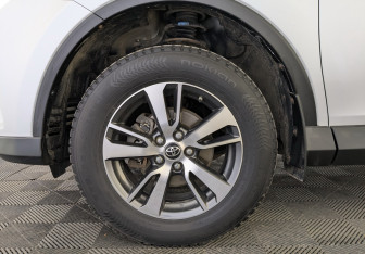 Подержанный автомобиль Toyota RAV4 2018 года (18 фото)