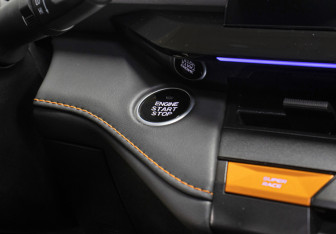 Подержанный автомобиль Changan UNI-V 2023 года (18 фото)