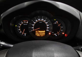 Подержанный автомобиль Toyota RAV4 2010 года (13 фото)