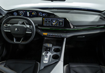 Подержанный автомобиль Changan UNI-V 2024 года (13 фото)