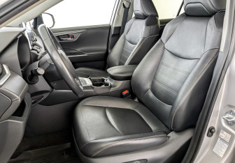 Подержанный автомобиль Toyota RAV4 2021 года (21 фото)