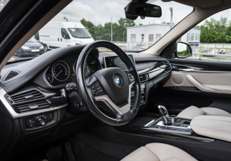Подержанный автомобиль BMW X5 2014 года (9 фото)
