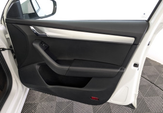 Подержанный автомобиль Skoda Octavia Liftback 2019 года (25 фото)