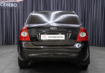 Подержанный автомобиль Ford Focus Sedan 2010 года (6 фото)