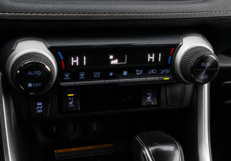 Подержанный автомобиль Toyota RAV4 2021 года (21 фото)