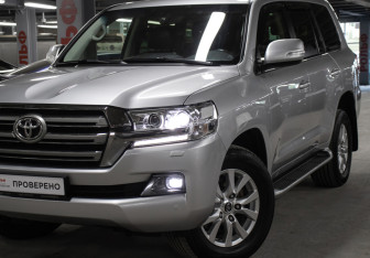 Подержанный автомобиль Toyota Land Cruiser Suv 2015 года (21 фото)