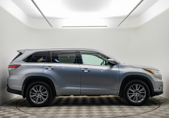 Подержанный автомобиль Toyota Highlander 2014 года (4 фото)