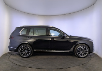 Подержанный автомобиль BMW X7 2024 года (4 фото)