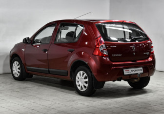Подержанный автомобиль Renault Sandero 2010 года (7 фото)