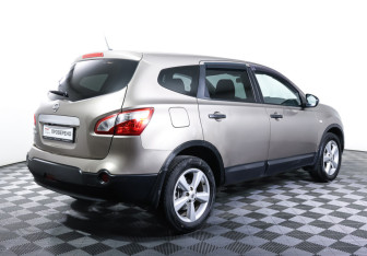 Подержанный автомобиль Nissan Qashqai+2 2011 года (5 фото)