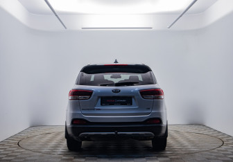 Подержанный автомобиль Kia Sorento 2015 года (6 фото)