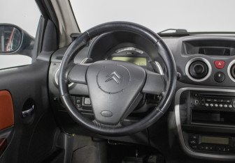 Подержанный автомобиль Citroen C2 2007 года (15 фото)