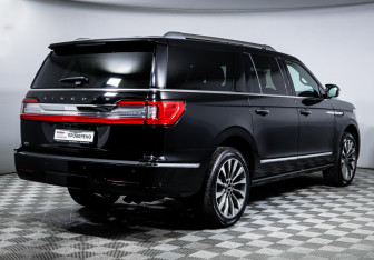 Подержанный автомобиль Lincoln Navigator 2021 года (5 фото)