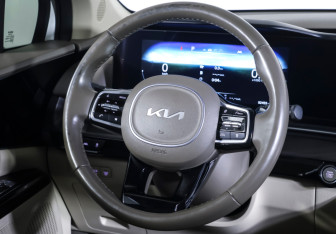 Подержанный автомобиль Kia Carnival 2023 года (17 фото)