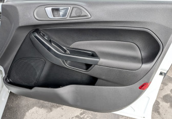 Подержанный автомобиль Ford Fiesta Sedan 2015 года (21 фото)