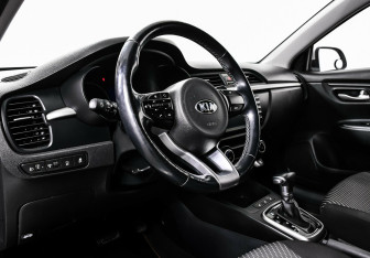 Подержанный автомобиль Kia Rio Sedan 2018 года (11 фото)