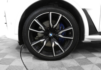 Подержанный автомобиль BMW X7 2021 года (23 фото)