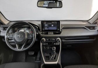 Подержанный автомобиль Toyota RAV4 2021 года (14 фото)