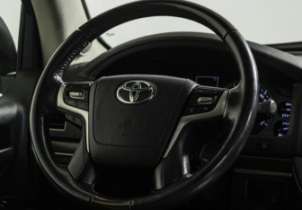 Подержанный автомобиль Toyota Land Cruiser Suv 2015 года (10 фото)