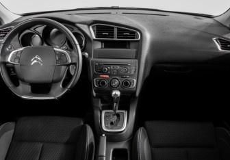 Подержанный автомобиль Citroen C4 Hatchback 2013 года (11 фото)