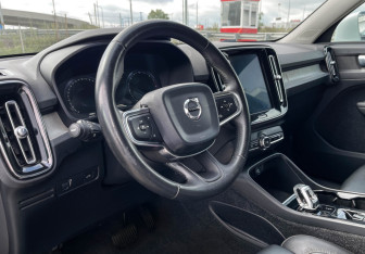 Подержанный автомобиль Volvo XC40 2019 года (13 фото)