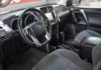 Подержанный автомобиль Toyota Land Cruiser Prado 2011 года (15 фото)