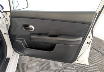 Подержанный автомобиль Nissan Tiida Hatchback 2013 года (24 фото)