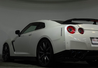 Подержанный автомобиль Nissan GT-R 2011 года (33 фото)